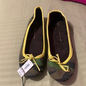 Cute army fatigue print BNWT GAP flats with yellow bow